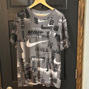 Nike Men’s Gray and Black Graphic Logo Short Sleeve Tee
